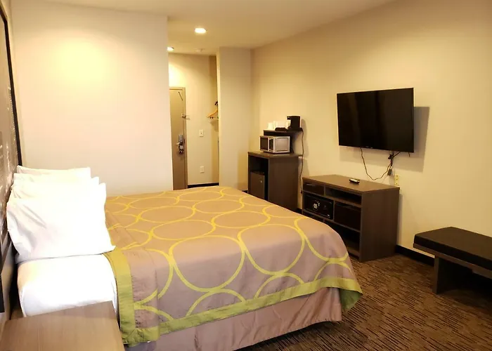 Super 8 By Wyndham St. Louis North